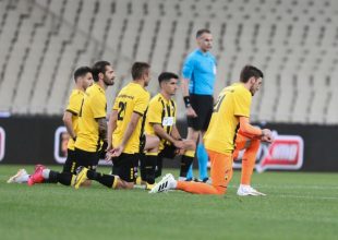 Γονάτισαν κατά του ρατσισμού στο ΑΕΚ – ΠΑΟ (ΦΩΤΟ))