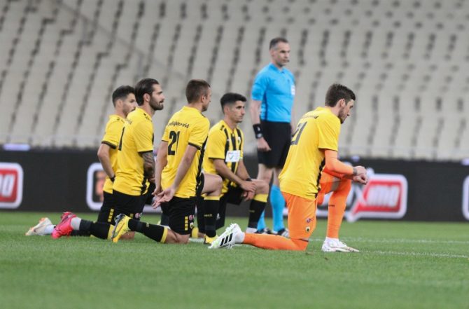 Γονάτισαν κατά του ρατσισμού στο ΑΕΚ – ΠΑΟ (ΦΩΤΟ))