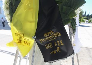 Το στεφάνι της ΑΕΚ στην κηδεία του Νίκου Αλέφαντου (ΦΩΤΟ)