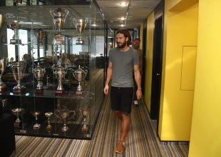 Στα γραφεία της ΑΕΚ ο Τσιγκρίνσκι για τις υπογραφές (ΦΩΤΟ)