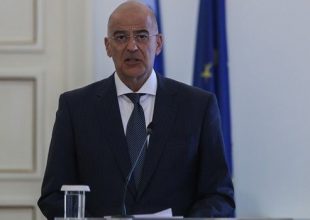 Με μάσκα Παναθηναϊκού ο Δένδιας σε συνάντηση με την Ισπανίδα ΥΠΕΞ