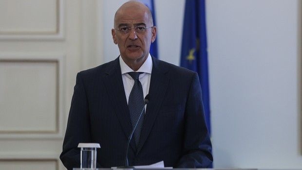 Με μάσκα Παναθηναϊκού ο Δένδιας σε συνάντηση με την Ισπανίδα ΥΠΕΞ