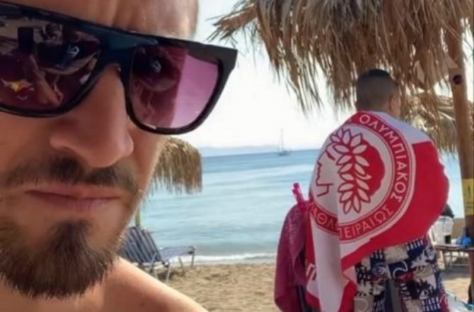 ΕΠΟΣ: Ο Μπαόυερ βλέπει Ολυμπιακό και γράφει «Μόνο ΑΕΚ!» (ΦΩΤΟ)