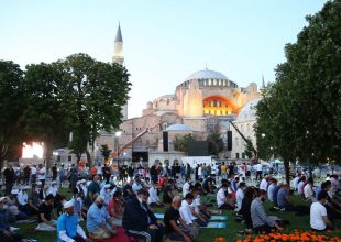 Τουρκικό ΥΠΕΞ: «Το κακομαθημένο παιδί της Ευρώπης δεν χώνεψε το προσκύνημα στην Αγιά Σοφιά»