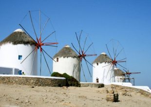 Handelsblatt: Γιατί οι τουρίστες προτιμούν την Ελλάδα έναντι Τουρκίας και Ισπανίας