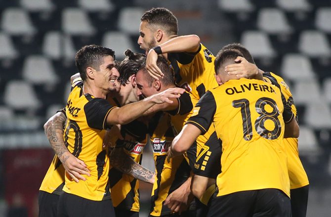 Βλέμμα που… γυαλίζει καρφωμένο στο σεντόνι Βλέμμα που… γυαλίζει καρφωμένο στο σεντόνι