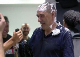 Γιουβέντους: Με τσιγάρο, σαμπάνια και… αφρούς στο κεφάλι ο Σάρι στα αποδυτήρια! (pics)