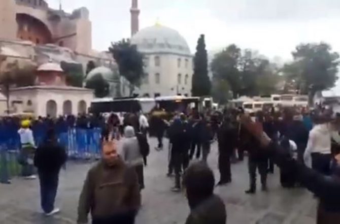 ΔΕΟΣ: Η ORIGINAL21 τραγουδά έξω από την Αγία Σοφία (VIDEO)