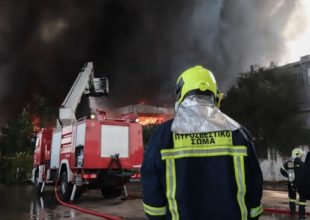 Σε πλήρη εξέλιξη η πυρκαγιά στη Μεταμόρφωση: Μαύρισε ο ουρανός στην Αθήνα (pics)