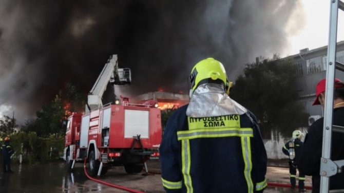 Σε πλήρη εξέλιξη η πυρκαγιά στη Μεταμόρφωση: Μαύρισε ο ουρανός στην Αθήνα (pics)