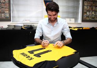 Ο Καρίμ την ώρα των υπογραφών (PICS)
