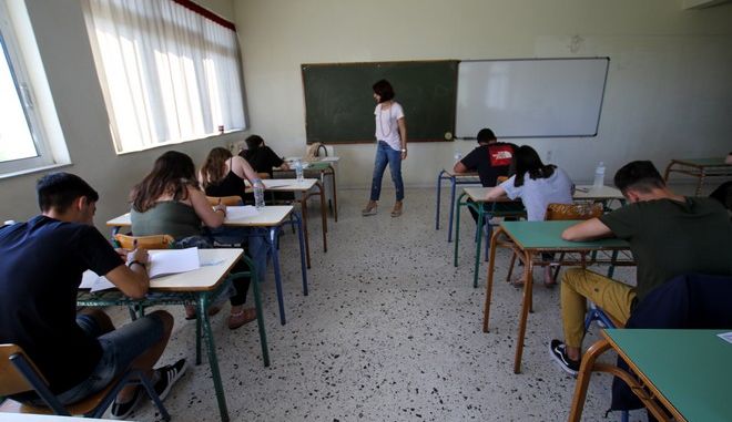 Κορωνοϊός: Νέα σενάρια για σχολεία και πανεπιστήμια φέρνει η έξαρση