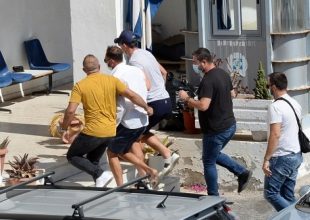 Sun: «Ο Μαγκουάιρ έπινε άφθονο αλκοόλ από την πρώτη μέρα και πλήρωσε τεράστιους λογαριασμούς» (pic)