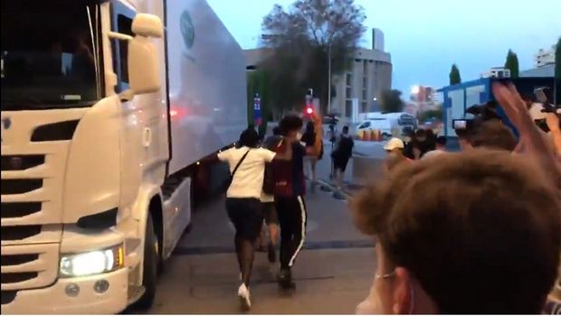 Μέσι: Ντου οπαδών και ένταση στο Καμπ Νόου Μέσι: Ντου οπαδών και ένταση στο Καμπ Νόου