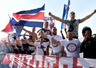 Με καπνογόνα και συνθήματα οι οπαδοί της Παρί «ντόπαραν» τους παίκτες ενόψει Αταλάντα (pics)