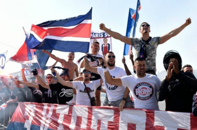 Με καπνογόνα και συνθήματα οι οπαδοί της Παρί «ντόπαραν» τους παίκτες ενόψει Αταλάντα (pics) Με καπνογόνα και συνθήματα οι οπαδοί της Παρί «ντόπαραν» τους παίκτες ενόψει Αταλάντα (pics)