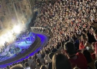 ΑΠΙΣΤΕΥΤΟ: Τίγκαρε το Ηρώδειο με 5.000 κόσμο αλλά τα γήπεδα παραμένουν κλειστά (pic)