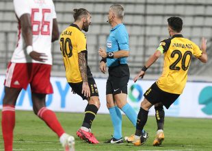 Κλάτενμπεργκ: «Ήταν φάουλ στον Σιμόες, λάθος του Κάιπερς» (VIDEO)