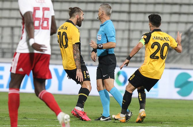 Κλάτενμπεργκ: «Ήταν φάουλ στον Σιμόες, λάθος του Κάιπερς» (VIDEO) Κλάτενμπεργκ: «Ήταν φάουλ στον Σιμόες, λάθος του Κάιπερς» (VIDEO)