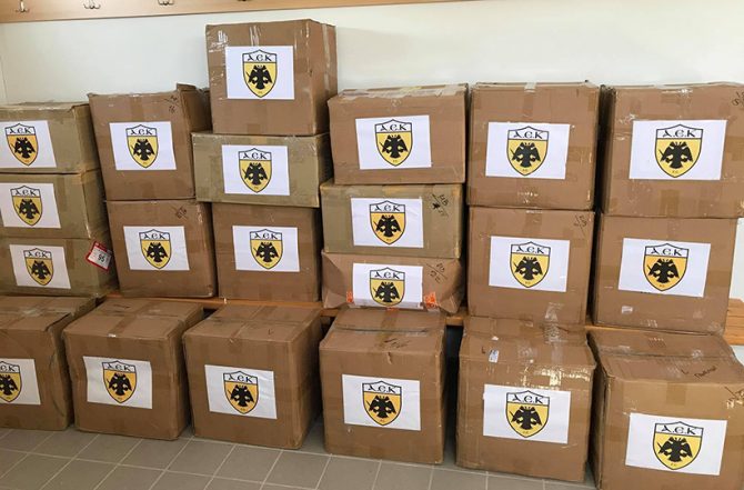 Παρέδωσε η ΑΕΚ ρουχισμό και νερά στα σωματεία της ΕΠΣ Καρδίτσας