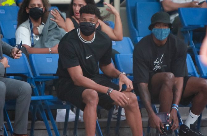 Γιάννης και Θανάσης Αντετοκούνμπο βλέπουν ΑΕΚ (pics)