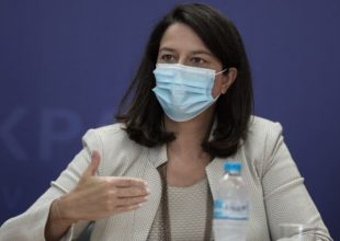 Θετική στον κορωνοϊό η Κεραμέως