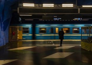 Επιβάτης του Μετρό «κόλλησε» στο κενό ανάμεσα στον συρμό και την τζαμαρία του σταθμού (vid)