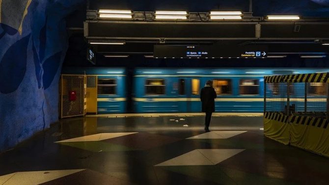 Επιβάτης του Μετρό «κόλλησε» στο κενό ανάμεσα στον συρμό και την τζαμαρία του σταθμού (vid)