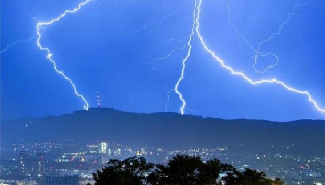 Καιρός : Βροχές, καταιγίδες και χαλαζοπτώσεις την Κυριακή