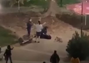 ΣΟΚ: Αστυνομικός συλλαμβάνει 15χρονη στην Καρδίτσα επειδή καθόταν στην πλατεία! (VIDEO)