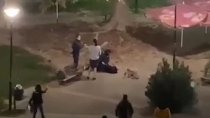 ΣΟΚ: Αστυνομικός συλλαμβάνει 15χρονη στην Καρδίτσα επειδή καθόταν στην πλατεία! (VIDEO)