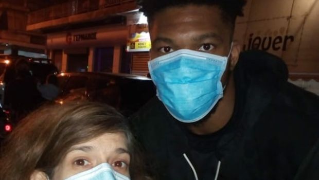 Γιάννης Αντετοκούνμπο: Μοίρασε κούτες με τρόφιμα στα Σεπόλια