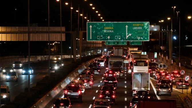 Lockdown: Πάνω από 45.000 οχήματα πέρασαν τα διόδια, ρεκόρ διετίας το μποτιλιάρισμα στην Αττική (pics)
