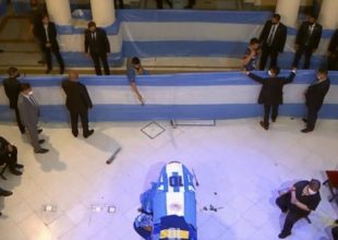 Μαραντόνα: Διακόπηκε το λαϊκό προσκύνημα, αποσύρθηκε το φέρετρο για λόγους ασφαλείας!