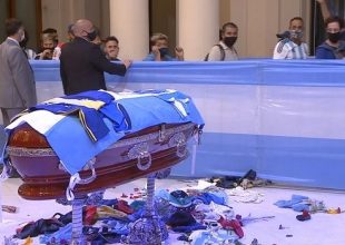 LIVE STREAMING: Σε λαϊκό προσκύνημα η σορός του Μαραντόνα