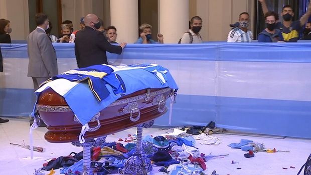 LIVE STREAMING: Σε λαϊκό προσκύνημα η σορός του Μαραντόνα