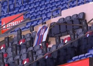 Μαραντόνα: Η φανέλα με το νούμερο 10 στις κερκίδες του Καμπ Νόου