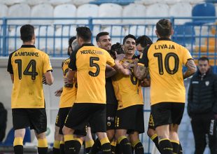 ΑΕΚΑΡΑ για φίλημα και το αλογάκι… σούζα!