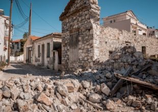 Σεισμός στη Σάμο: «Την αγκάλιασε για να την προστατέψει αλλά δεν πρόλαβαν», συγκλονίζει ο πατέρας του 17χρονου