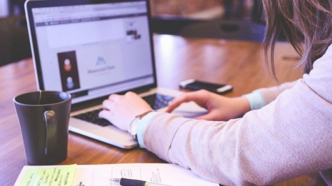 «Κράσαρε» η τηλεκπαίδευση – καθηγητές απειλούν με απουσία μαθητές που δεν έχουν κάμερα (pics)