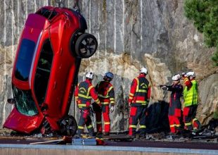 Ρίχνουν Volvo από τα 30 μέτρα για να εκπαιδεύουν τους διασώστες