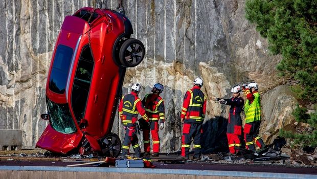 Ρίχνουν Volvo από τα 30 μέτρα για να εκπαιδεύουν τους διασώστες