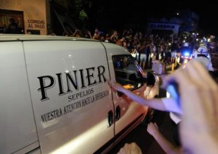 Σπαραγμός για τον Ντιέγο: χιλιάδες στους δρόμους κατά τη μεταφορά της σωρού του Μαραντόνα