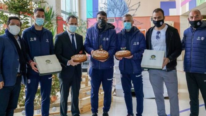 Απόλλων Σμύρνης: Πρόσφερε 4.660 βασιλόπιτες στο προσωπικό των νοσοκομείων