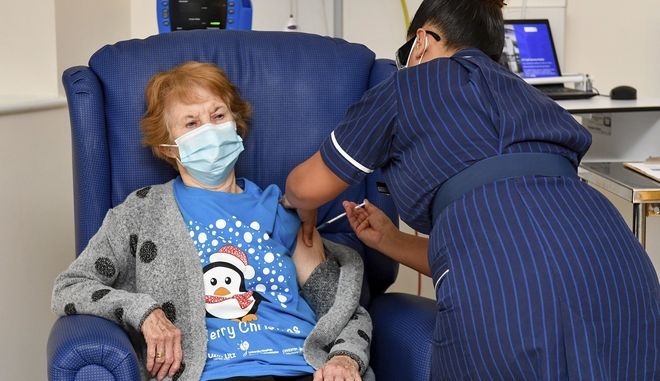 Κορωνοϊός: Μια 90χρονη η πρώτη γυναίκα που εμβολιάστηκε στη Βρετανία!