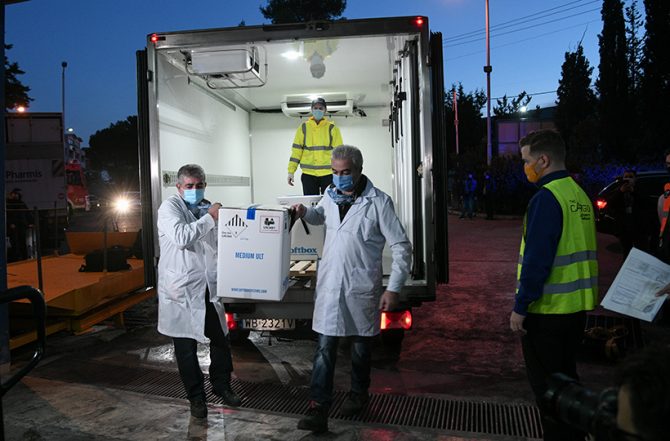 Κορωνοϊός: Έφτασαν στην Αθήνα τα πρώτα εμβόλια