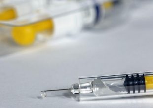 Μόσιαλος για εμβόλιο Johnson & Johnson: Μέχρι και 100% η προστασία σε νοσηλεία κορωνοϊού