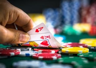 Σύλληψη αστυνομικών σε παράνομη χαρτοπαικτική λέσχη