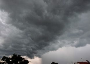 Κακοκαιρία: “Μαύρισε” ο ουρανός στην Αττική – Βροχές και καταιγίδες