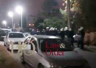 Διοργάνωσαν υπαίθριο κορονοπάρτι στον Άλιμο: Επέμβαση της αστυνομίας, ένταση και προσαγωγές (vid)